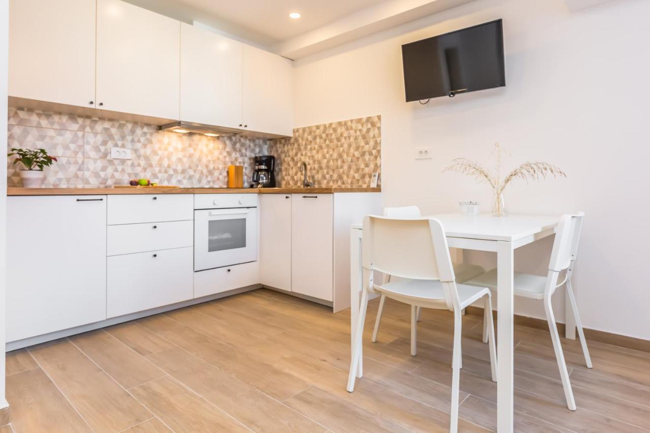 Adris Apartments Omiš Екстериор снимка